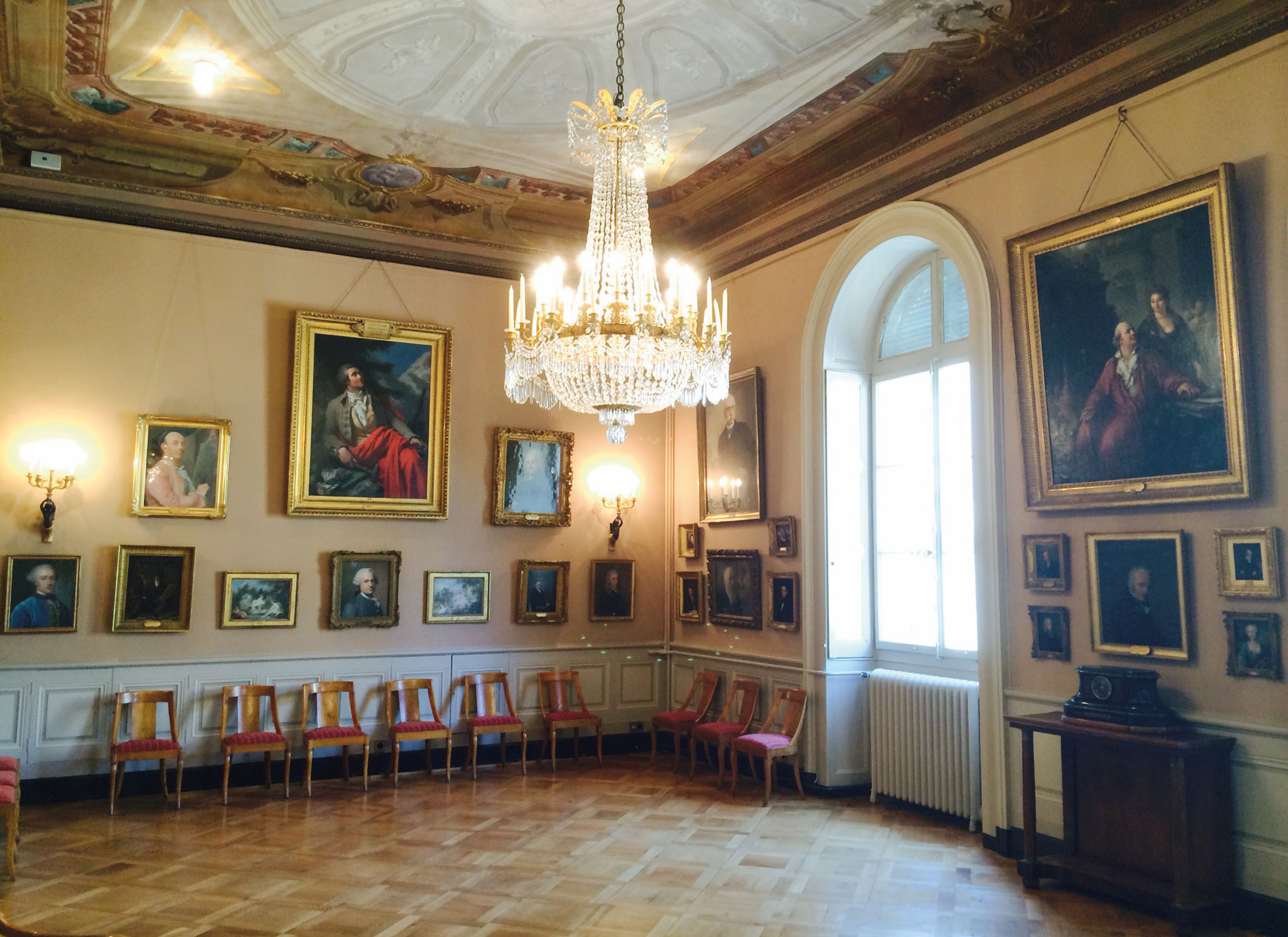 Le grand salon du palais de l'Athénée où fut fondé en 1863 le comité internationale de la Croix-Rouge © Ville de Genève