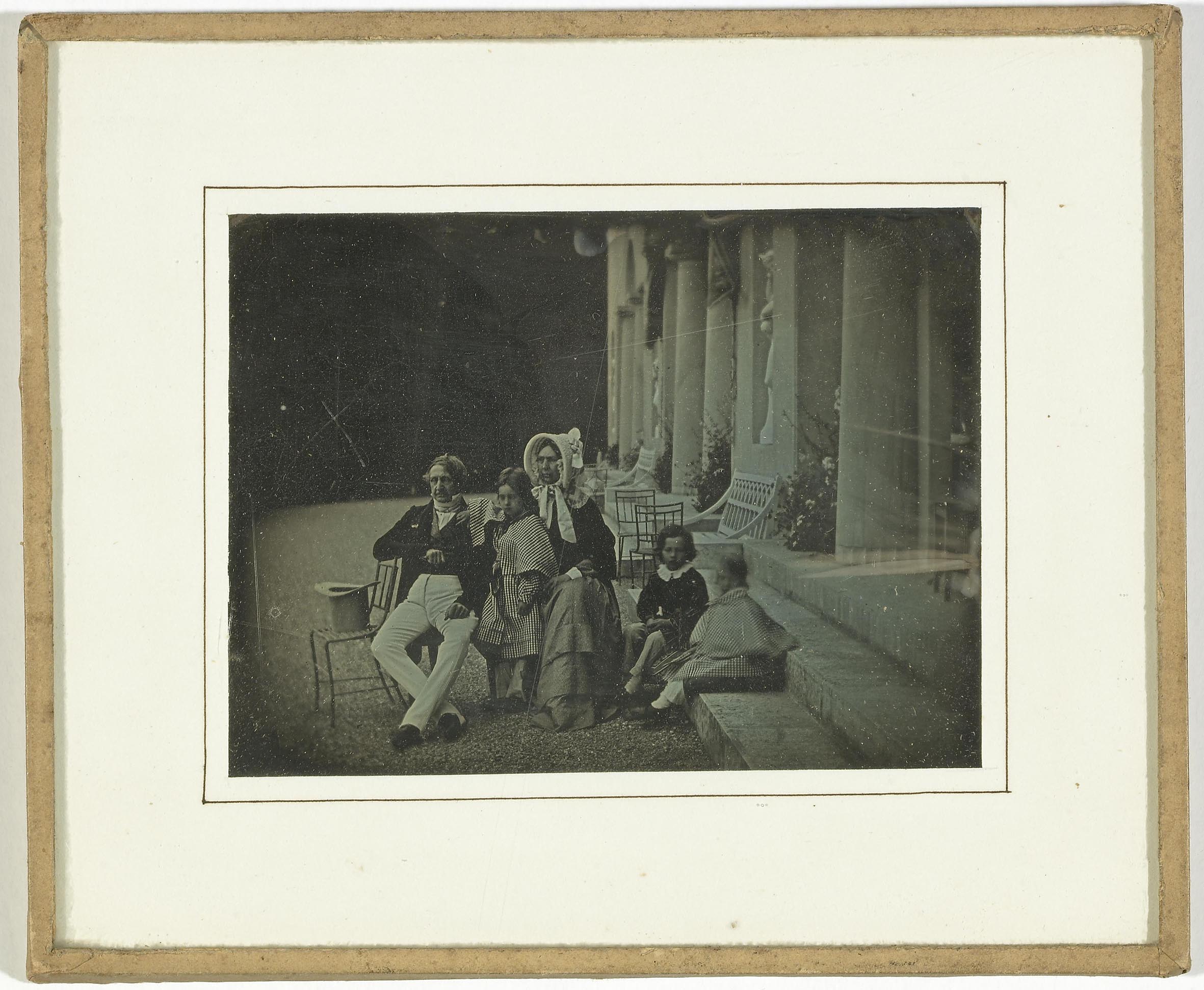 Jean-Gabriel et Anna Eynard avec leurs petits-enfants © Centre d’iconographie de la BGE