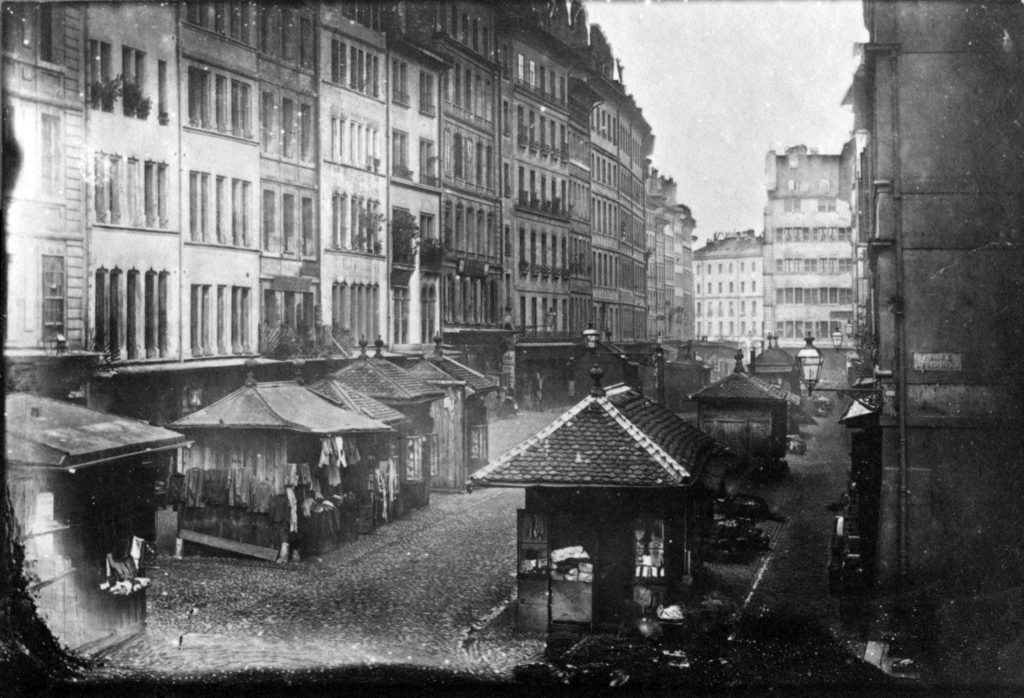 Les échoppes jusque dans les rues avoisinantes: ici dans la rue du Marché - Notre Histoire
